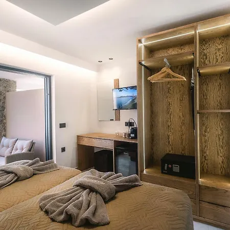 Black Rocks Hotel *