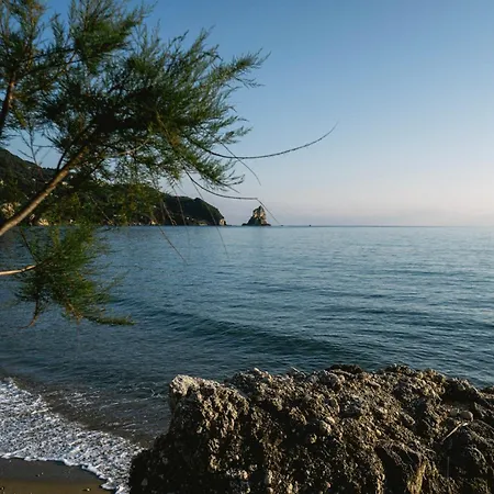 Отель Black Rocks Агиос-Гордиос