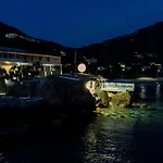 Otel Black Rocks